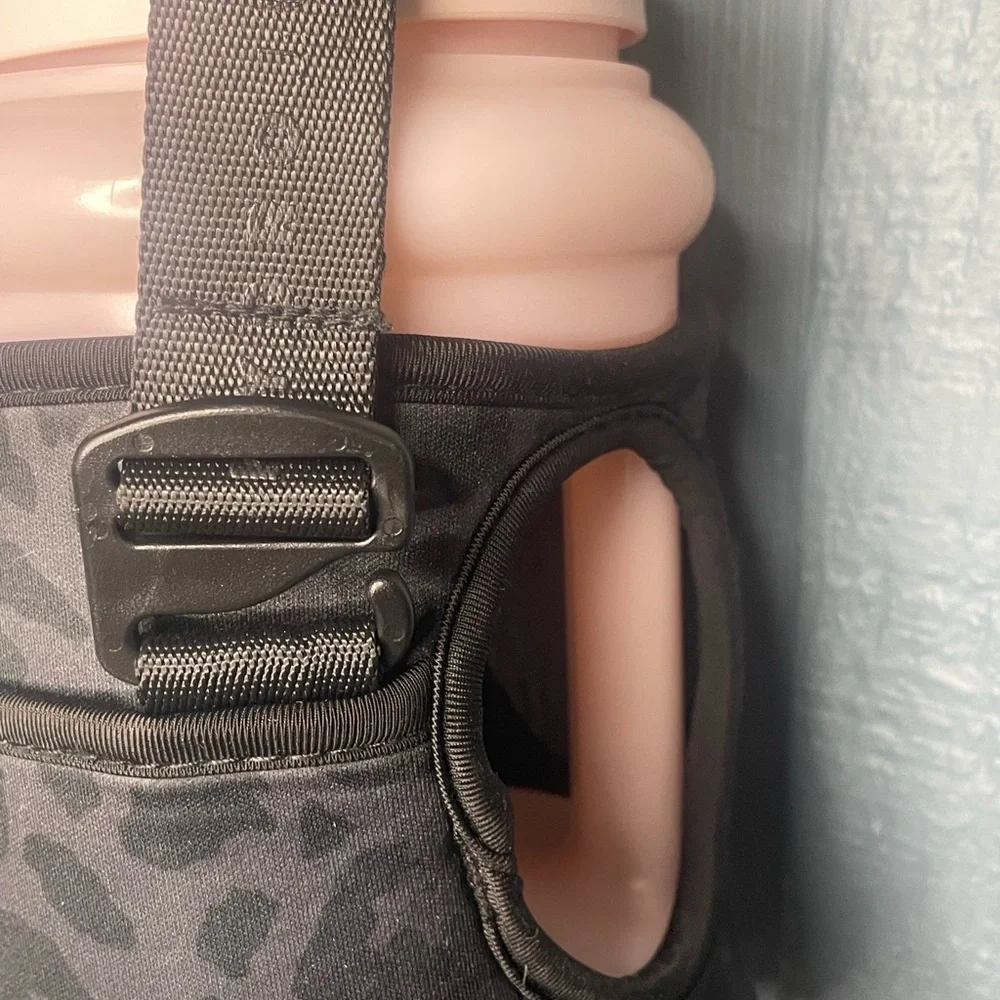 Hydro Flask Gray Insulated‎ Bottle Carrier Bag